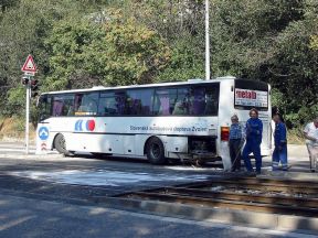Nehoda súpravy T3SUCS #7741+7742 so zájazdovým autobusom