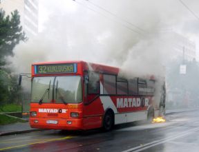 Požiar autobusu #3706 si vyžiadal ľahké zranenie vodiča