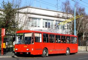 Zgenerálkovaný trolejbus Škoda 14 Tr #6308 v premávke, #6315 prišiel z GO