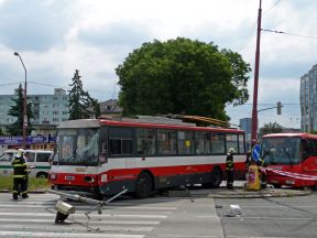 Trolejbus #6298 sa zrazil s autobusom