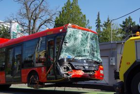 Nehoda trolejbusu #6809 s autobusom #2242