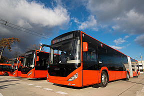 Nové kĺbové autobusy Otokar Kent C postupne prichádzajú do Bratislavy