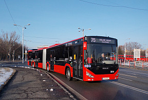 Nové kĺbové autobusy Otokar sa zaraďujú do premávky