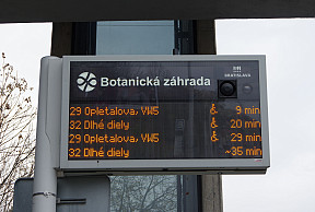Elektronické tabule na zastávkach už informujú aj o regionálnych autobusoch