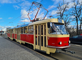 Bývalá bratislavská výcviková električka K2 odviezla v Prahe prvých cestujúcich