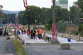 Bude električková trať v Petržalke o rok dokončená?
