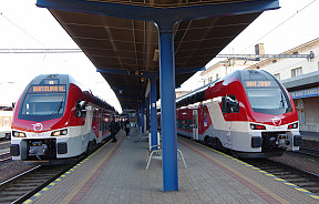 Na linkách R50 a R60 začali premávať nové veľkokapacitné elektrické vlaky