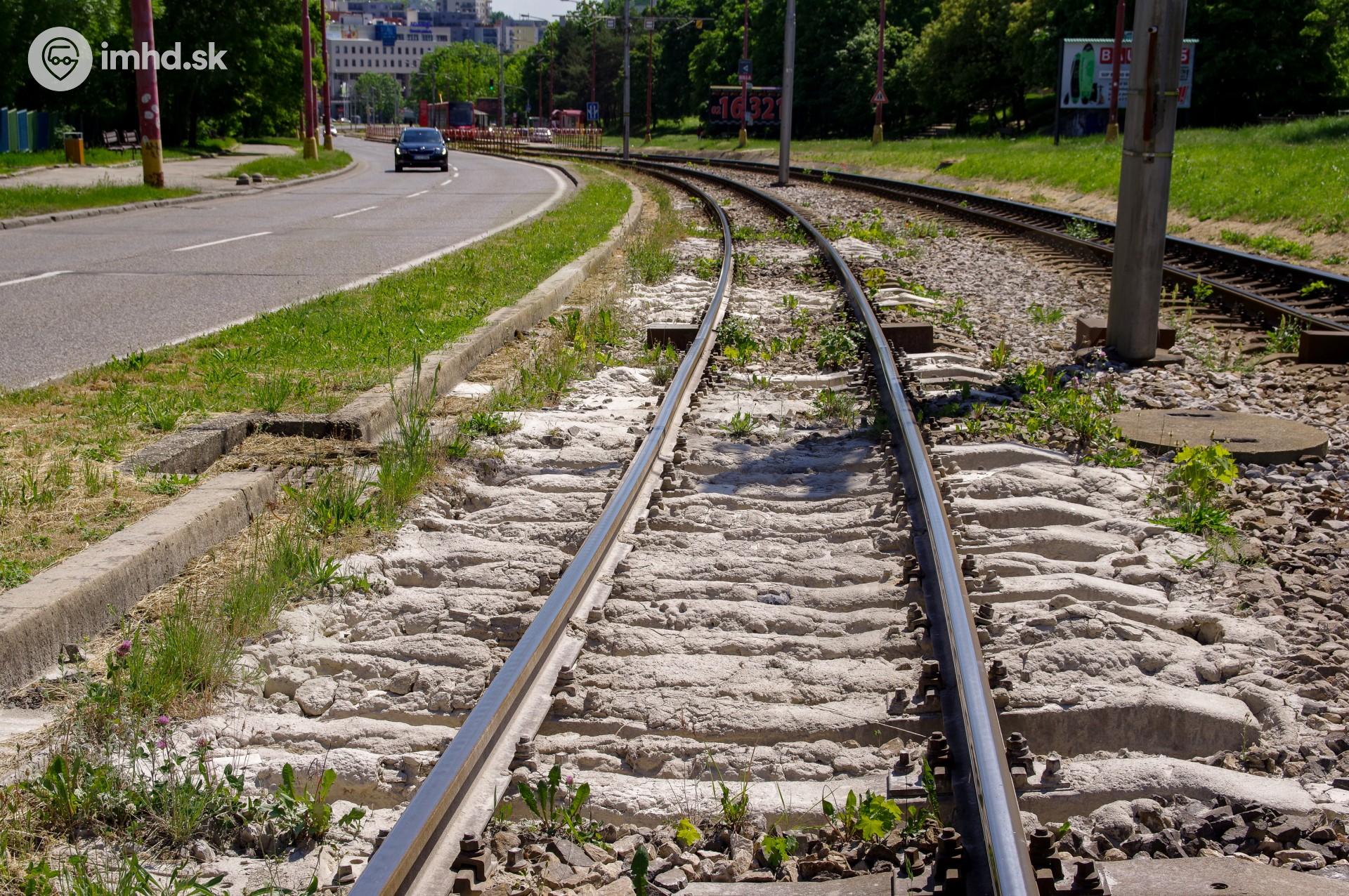 Električková trať v Karlovej Vsi už viac ako trať pripomína oranisko. Modernizácia je tri roky v sklze.