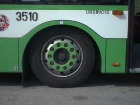 Autobusy odstavené kvôli nedostatku pneumatík sa postupne vracajú do premávky