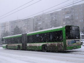 Sneženie komplikovalo dopravu v meste