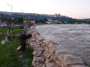Pracovníci DPMK aktívne pomáhali pri evakuácii povodňami ohrozených MČ Košíc
