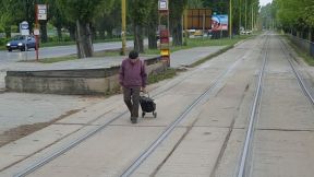 Pohyb chodcov po električkovej trati na sídlisku Nad jazerom zakazujú dopravné značky