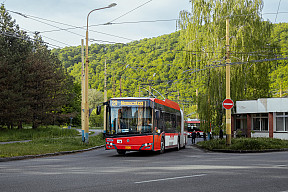 Nové kĺbové hybridné trolejbusy postupne vyrážajú na linky