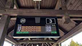 Nové elektronické informačné tabule začínajú slúžiť cestujúcim