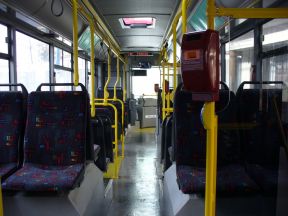 DPB zaviedol dopytové otváranie dverí v autobusoch, cestujúcim to neoznámil