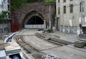 Na električkovej trati pred tunelom sa opäť pracuje
