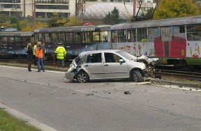 Nehoda električkovej súpravy #7767+7768 a osobného auta na Krčacoch