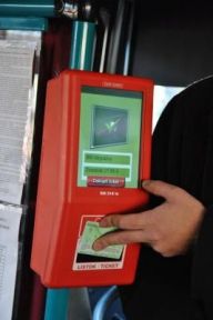 Absencia označovačov cestovných lístkov v niektorých autobusoch Slovak Lines a na železničných staniciach