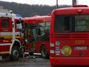 Nehoda autobusu s hasičským vozidlom si vyžiadala 17 zranených