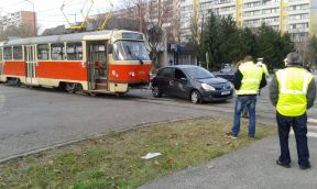 Mimoriadne: Prerušenie premávky liniek 4 a 5 v Dúbravke
