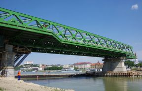 Starý most už premostí polovicu Dunaja
