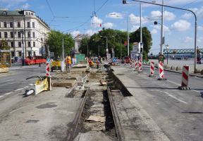 Električkovú trať na Vajanského nábr. začali opravovať