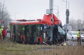 Ťažká nehoda autobusu SOR NB 18 #1838 so stĺpom