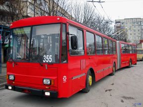Prvý z odpredaných trolejbusov už vozí cestujúcich v Černoviciach