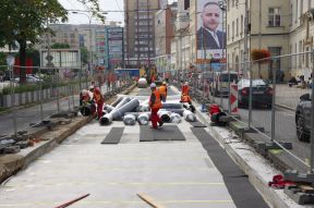 Práce na rekonštrukcii električkovej trate na Špitálskej sa obnovujú