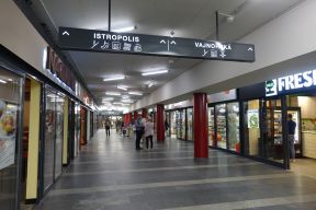 Otvorenie zákazníckeho centra ZSSK v podchode na Trnavskom mýte mešká