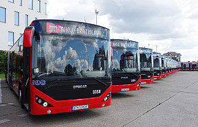 Nové kĺbové autobusy sa v najbližších dňoch zaradia do premávky