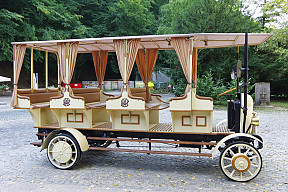 Replika prvého prešporského trolejbusu z roku 1909 je do nedele v Bratislave