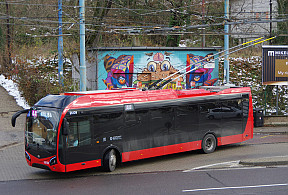 Trolejbus SOR TNS 12 v premávke s cestujúcimi
