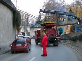 Mimoriadnu udalosť pri Jakabovom paláci spôsobil nákladný automobil s hydraulickým ramenom