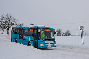 Autobus linky č. 3/4 #PN-428DO vstupuje do Iľanova