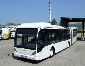 Do Nitry prišlo 13 kĺbových autobusov z Holandska