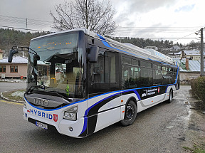 Hybridný autobus Iveco Urbanway sa zaradil do premávky