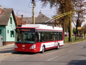 Nové trolejbusy Škoda 24 Tr v premávke s cestujúcimi