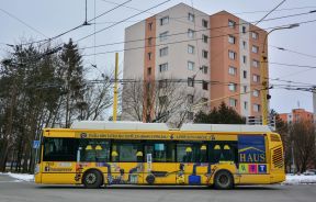 Škoda 24 Tr Irisbus #703 s celovozidlovou reklamou
