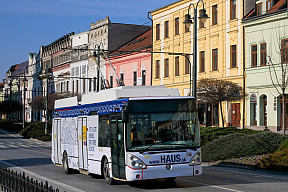 Škoda 24 Tr Irisbus #705 s novou reklamou HAUS